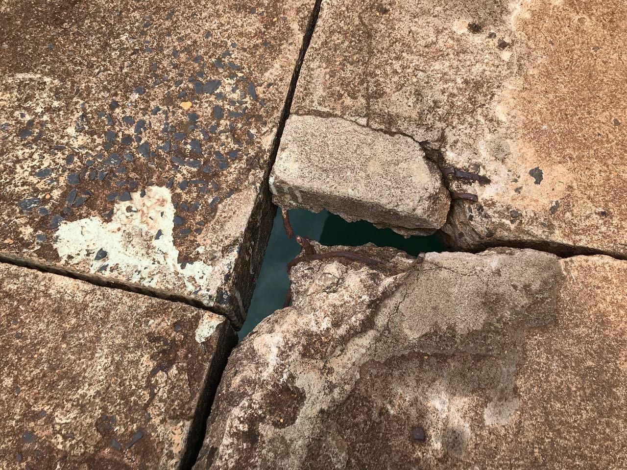 No piso da ponte tem buraco que dá para ver a água da represa